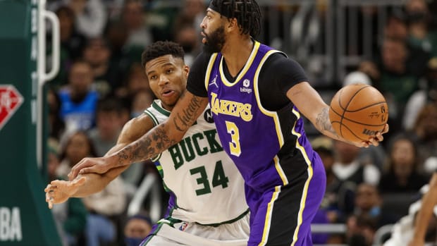 Milwaukee Bucks forward Giannis Antetokounmpo (34) defends Los Angeles Lakers forward Anthony Davis (3)